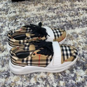Burberry, 38, plaid